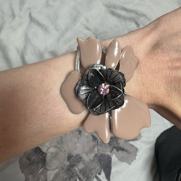 Elegant Guess Floral Bracelet - Picture 1 of 2